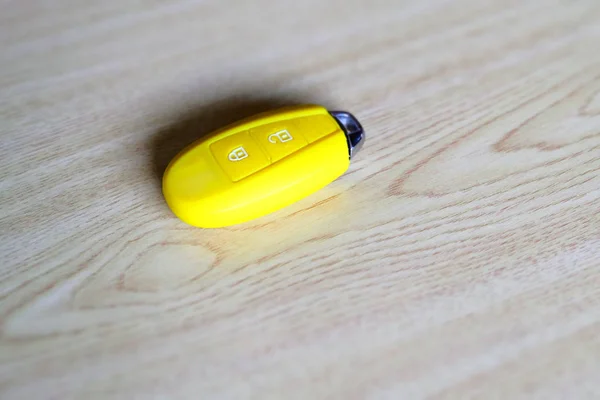 Carro chave amarelo na mesa — Fotografia de Stock