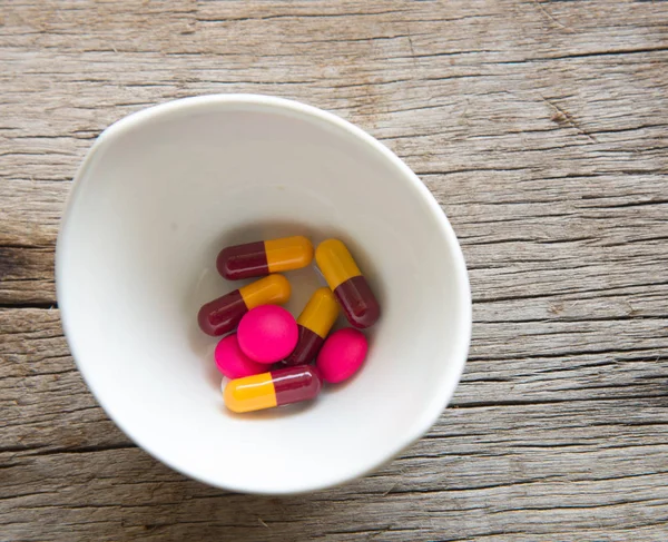Diferent tabletten pillen capsule heap mix therapie drugs arts griep — Stockfoto