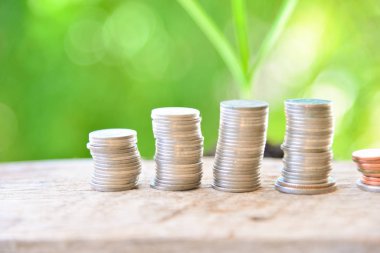 Yeşil arka plan para tasarrufu.