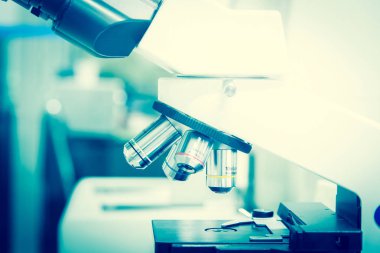 Mavi tonu laboratuar mikroskobu