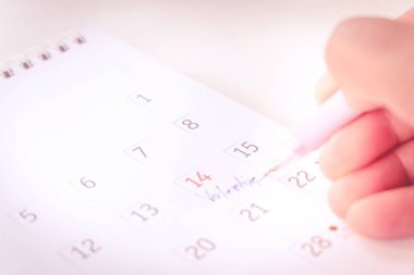 14 tarihinde işaretleme closeup el pembe tonda Şubat Sevgililer günü.