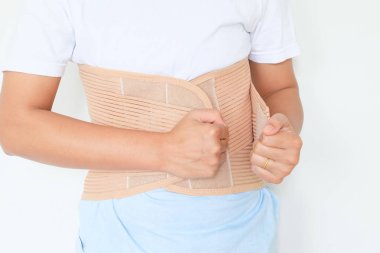 Beyaz arka plan üzerine Ls desteği hasta lomber spondiloz kapatın.