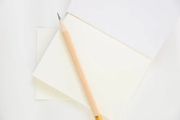 List papíru izolovaný na bílém — Stock fotografie