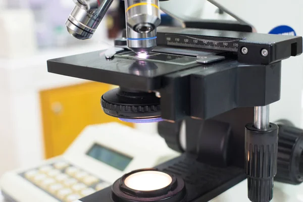 Microscope.equipment del laboratorio — Foto Stock
