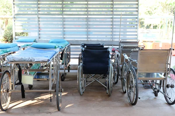 Cadeira de rodas vazia estacionada no hospital com foco seletivo . — Fotografia de Stock