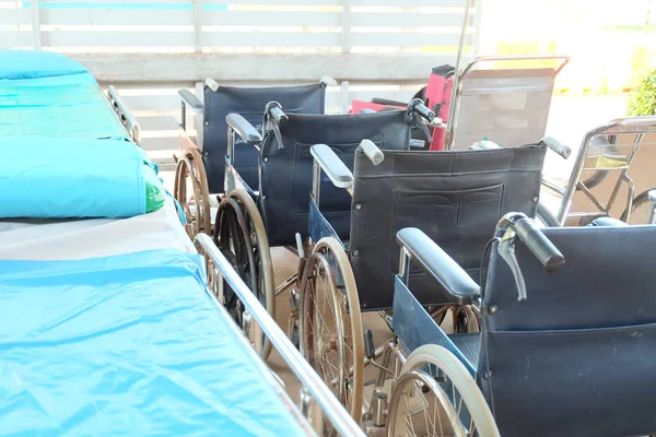 Cadeira de rodas vazia estacionada no hospital com foco seletivo . — Fotografia de Stock