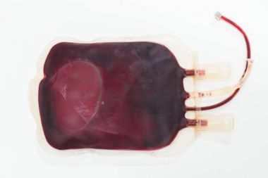 Beyaz arka plan üzerinde closeup kırmızı kan torbası