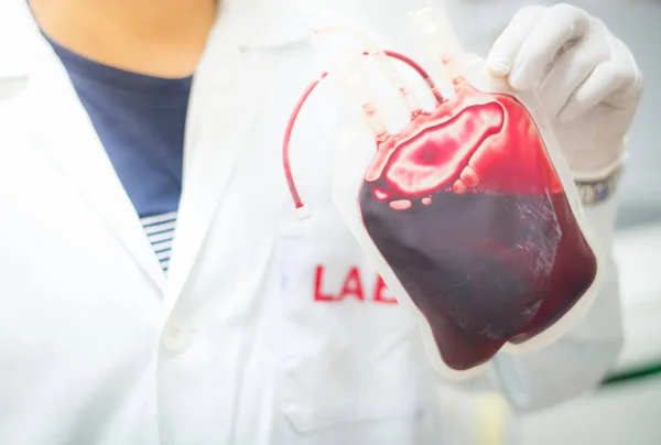 Cientista desfocado trabalhando em laboratório de biologia tom branco . — Fotografia de Stock