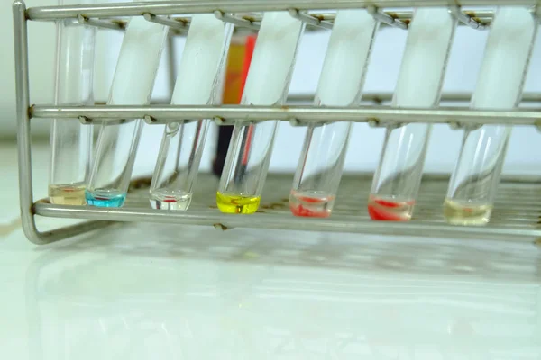 Лабораторний банк крові в білому . — стокове фото