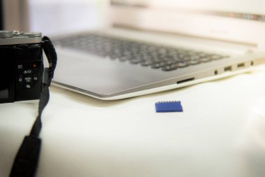  Modern dijital fotoğraf makinesi, Laptop smartphone ve görüntüleme.