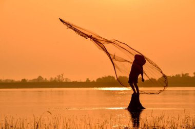 Balık adam güzel gökyüzü doğa pembe turuncu arka plan.