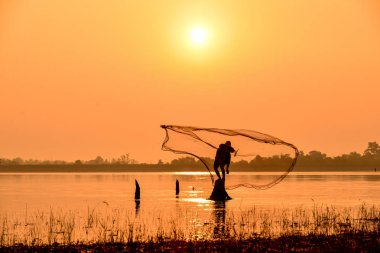 Balık adam güzel gökyüzü doğa pembe turuncu arka plan.