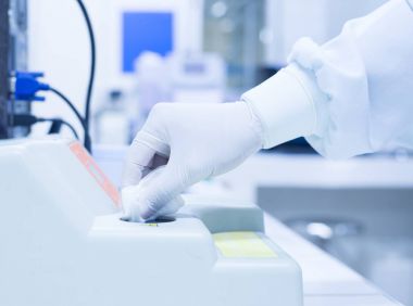 Mavi ses tonuyla çalışma bulanık el bilim adamı