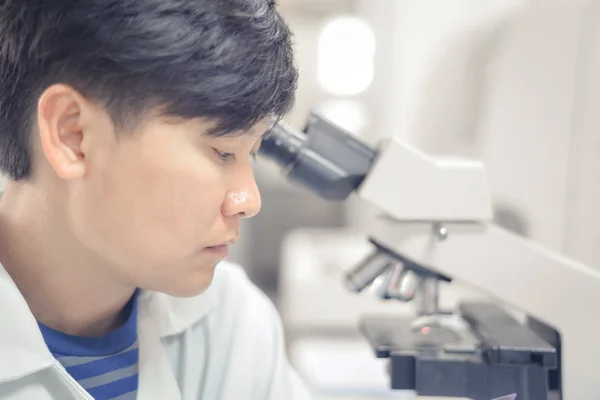 Científico asiático trabajando en laboratorio . —  Fotos de Stock