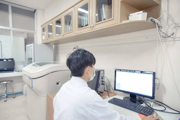 Scienziato asiatico lavora in tono bianco . — Foto Stock