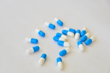 beyaz zemin üzerine mavi hap.