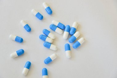 beyaz zemin üzerine mavi hap.