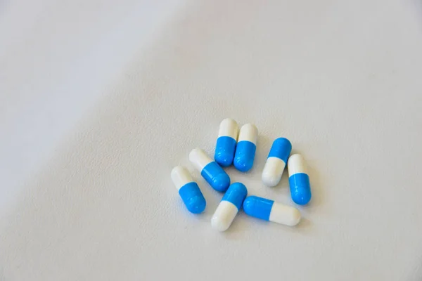 Pilule bleue sur fond blanc . — Photo