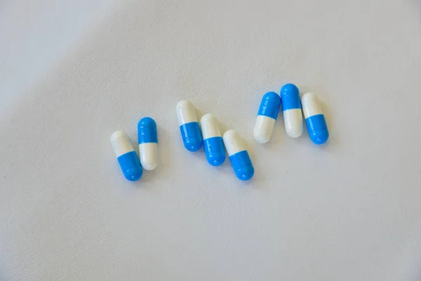 Pillola blu su sfondo bianco . — Foto Stock