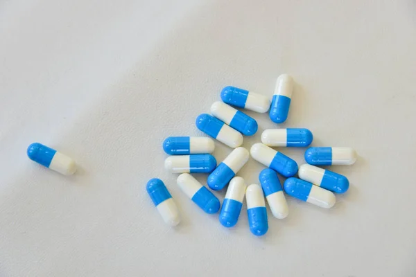 Pilule bleue sur fond blanc . — Photo