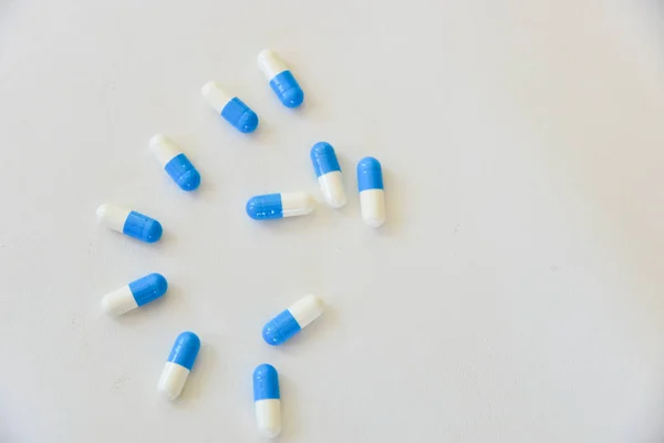 Μπλε χάπι σε άσπρο φόντο. — Φωτογραφία Αρχείου