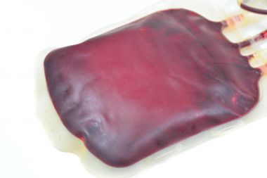 Beyaz üzerine kırmızı kan torbası.