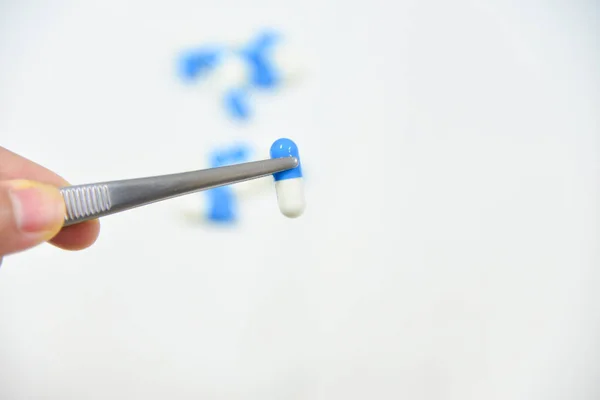 Pillole blu su bianco — Foto Stock