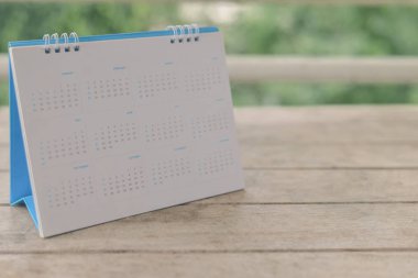 Ahşap üzerine bulanık takvim