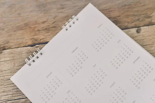 Calendário desfocado em madeira — Fotografia de Stock