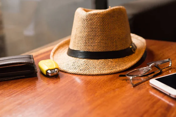 Cerrar el sombrero en la textura de madera  . —  Fotos de Stock