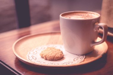 Kapuçino ahşap doku üzerinde.