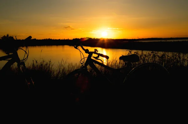 Bicicleta sobre fondo del atardecer . — Foto de Stock