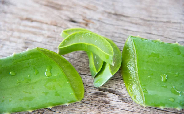 Aloe vera na textura da madeira . — Fotografia de Stock