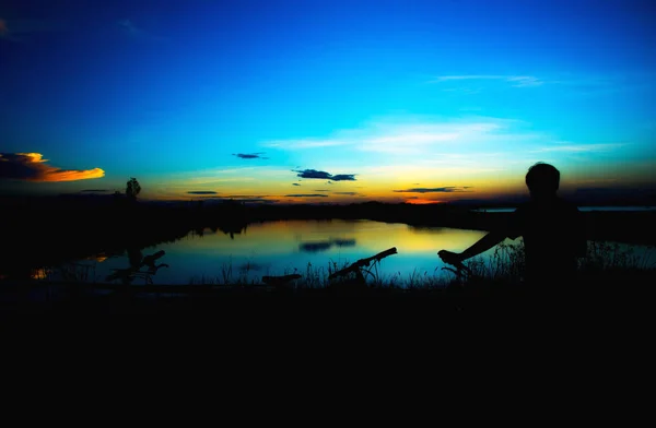 Silueta personas en el fondo hermoso atardecer . — Foto de Stock