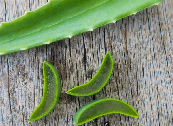 Aloe vera on wood texture. — Stock Photo, Image