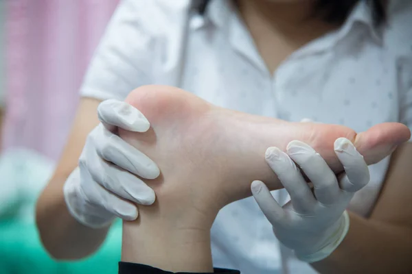 Close up hand Physicist physical therapy treatment petient in cl — Stock Photo, Image