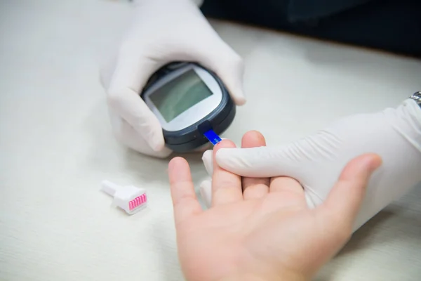 Técnica médica con pacientes diabéticos en laboratorio de escritura . — Foto de Stock