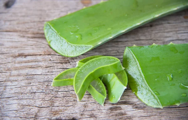 Aloe vera fresco na textura da madeira . — Fotografia de Stock