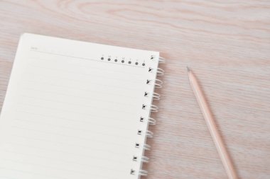 Bulanık defter ve kalem ahşap üzerine.