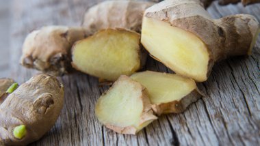 ahşap doku üzerinde taze zencefil