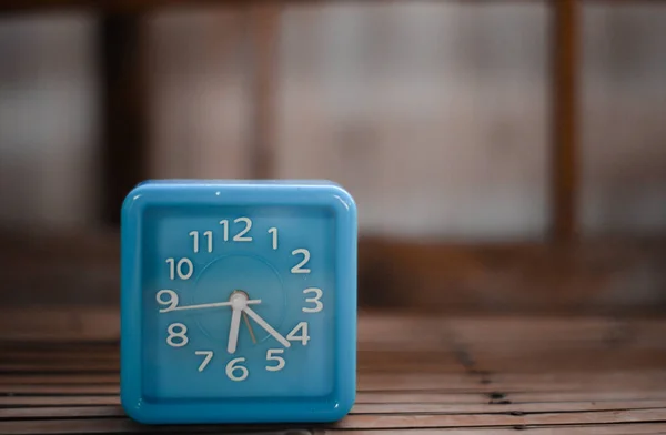 Horloge bleue sur texture de bambou . — Photo