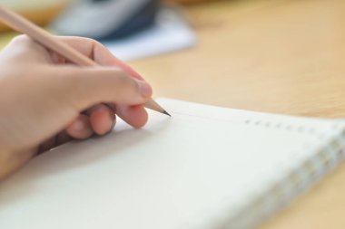 Bulanık el üstünde defter yazma.