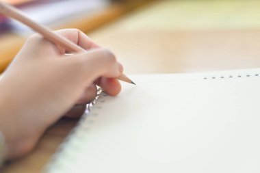 Bulanık el üstünde defter yazma.