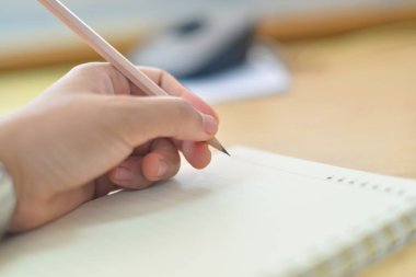 Bulanık el üstünde defter yazma.