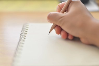 Bulanık el üstünde defter yazma.
