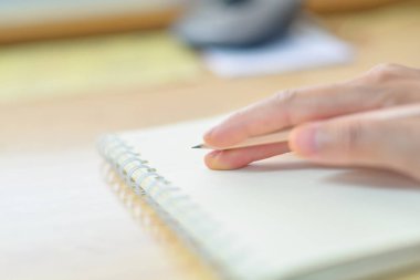Bulanık el üstünde defter yazma.