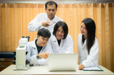 Hastanede doktor ekip çalışması