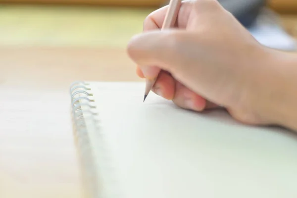 Escritura de mano borrosa en cuaderno . — Foto de Stock