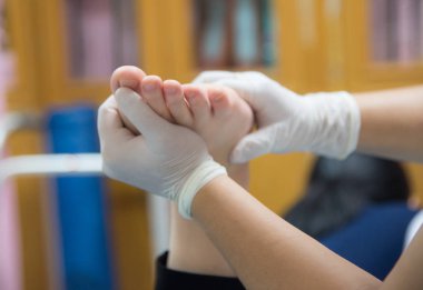 Eller yukarıda fizikçi fizik tedavi kapatın.