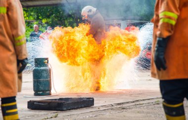 Arka plan ile eğitim itfaiye yangın